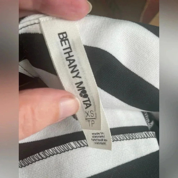 CLEARANCE! Bethany Mota Black White Stripe Pleated Dress Size XS EUC - Picture 4 of 4